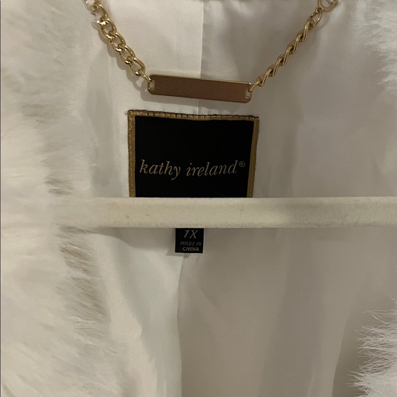 Luxurious White Faux Fur Coat - Picture 3 of 16